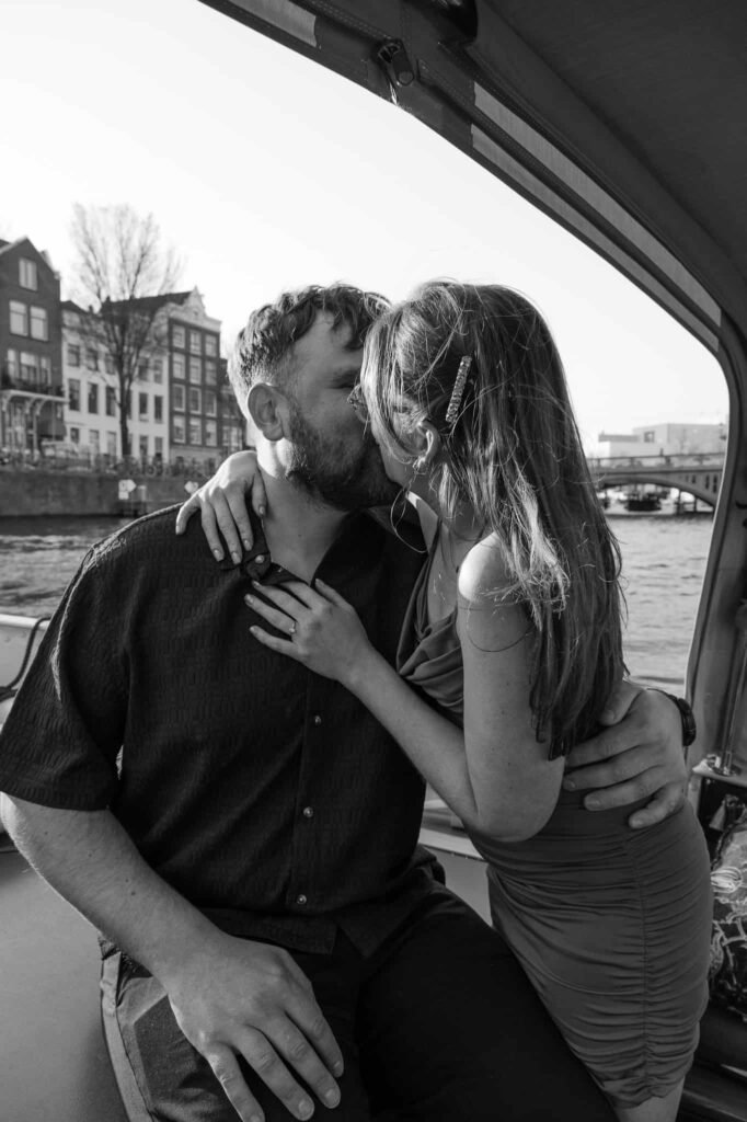 Difference between our standard boat tours and our wedding proposal packages? 3 kissing couple amsterdam