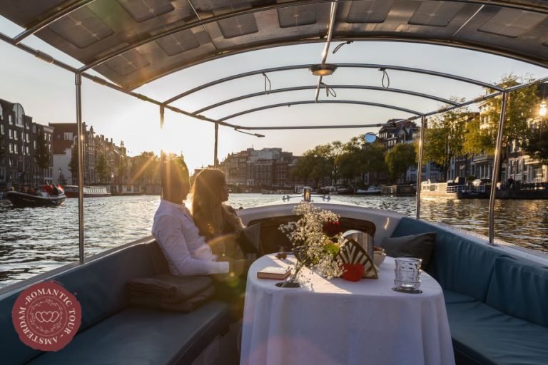 Homepage 28 couple at sunset in Amsterdam during their day in amsterdam
